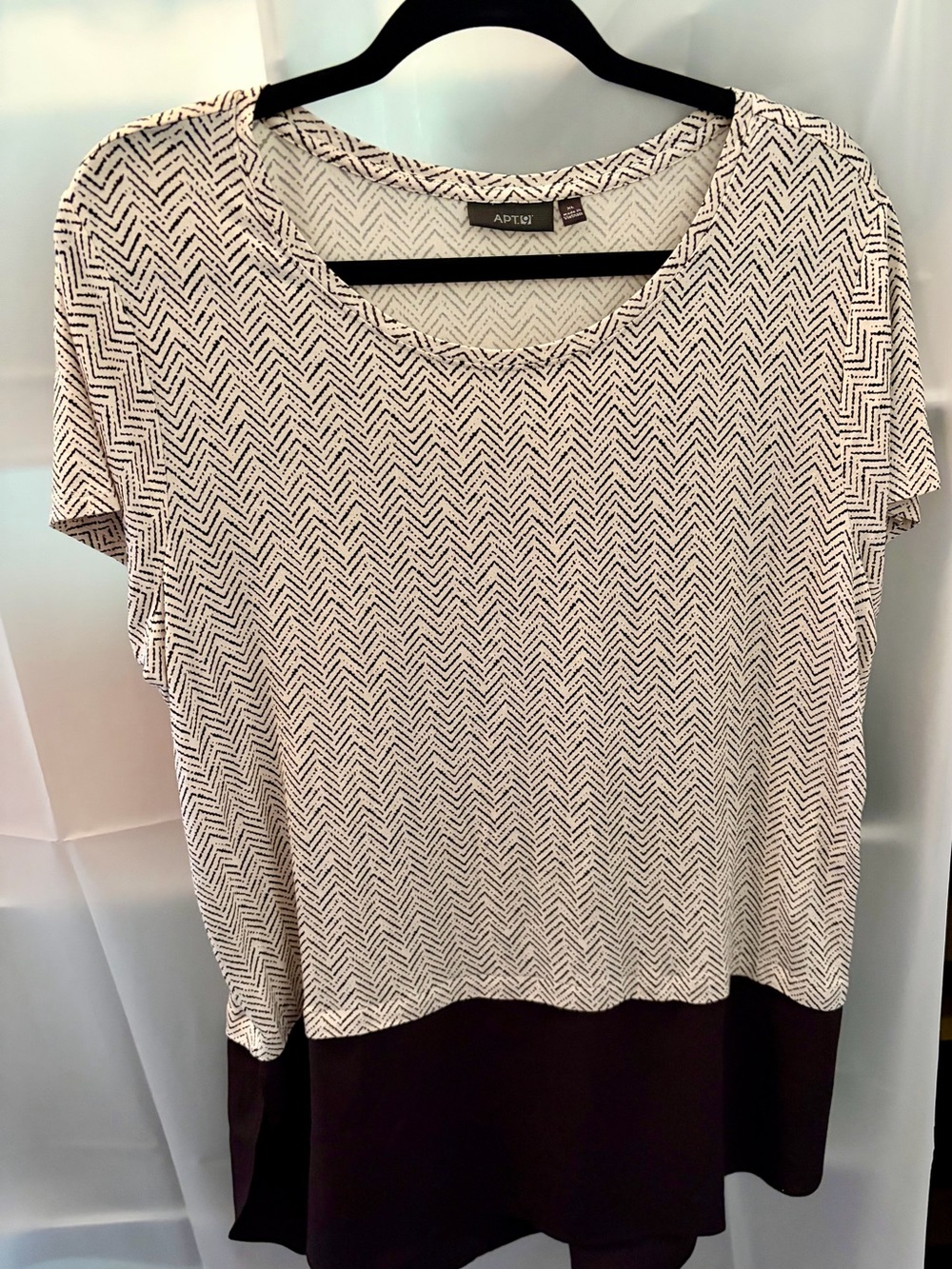 Apt. 9 Black and White Short Sleeve Chevron Tunic with Solid Black Hem